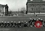 Standbild US Navy Segler Bohrer mit howitzer Great Lakes Illinois USA, 1917, aus Sekunde 57 historischem Filmmaterial Videoclip 65675077397