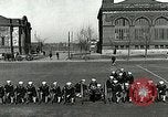Standbild US Navy Segler Bohrer mit howitzer Great Lakes Illinois USA, 1917, aus Sekunde 59 historischem Filmmaterial Videoclip 65675077397
