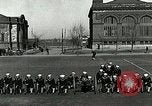 Standbild US Navy Segler Bohrer mit howitzer Great Lakes Illinois USA, 1917, aus Sekunde 60 historischem Filmmaterial Videoclip 65675077397