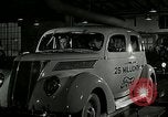 Standbild Ford Auto United States USA, 1937, aus Sekunde 3 historischem Filmmaterial Videoclip 65675077408
