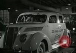 Standbild Ford Auto United States USA, 1937, aus Sekunde 4 historischem Filmmaterial Videoclip 65675077408