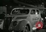 Standbild Ford Auto United States USA, 1937, aus Sekunde 5 historischem Filmmaterial Videoclip 65675077408