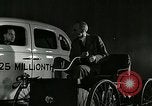 Standbild Ford Auto United States USA, 1937, aus Sekunde 14 historischem Filmmaterial Videoclip 65675077408