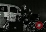 Standbild Ford Auto United States USA, 1937, aus Sekunde 16 historischem Filmmaterial Videoclip 65675077408