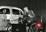 Standbild Ford Auto United States USA, 1937, aus Sekunde 23 historischem Filmmaterial Videoclip 65675077408