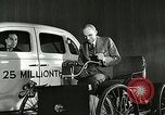 Standbild Ford Auto United States USA, 1937, aus Sekunde 24 historischem Filmmaterial Videoclip 65675077408