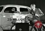 Standbild Ford Auto United States USA, 1937, aus Sekunde 27 historischem Filmmaterial Videoclip 65675077408