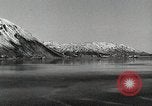 Immagine di USS Burton Island prendendo su apparecchiature Gulf of Alaska USA, 1952, secondo 3 filmato di repertorio 65675077433