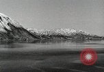 Immagine di USS Burton Island prendendo su apparecchiature Gulf of Alaska USA, 1952, secondo 4 filmato di repertorio 65675077433