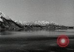 Immagine di USS Burton Island prendendo su apparecchiature Gulf of Alaska USA, 1952, secondo 6 filmato di repertorio 65675077433