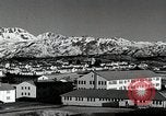 Immagine di USS Burton Island prendendo su apparecchiature Gulf of Alaska USA, 1952, secondo 16 filmato di repertorio 65675077433