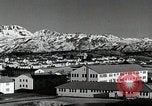 Immagine di USS Burton Island prendendo su apparecchiature Gulf of Alaska USA, 1952, secondo 17 filmato di repertorio 65675077433