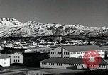 Immagine di USS Burton Island prendendo su apparecchiature Gulf of Alaska USA, 1952, secondo 18 filmato di repertorio 65675077433