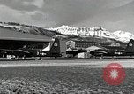 Immagine di USS Burton Island prendendo su apparecchiature Gulf of Alaska USA, 1952, secondo 25 filmato di repertorio 65675077433