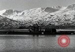 Immagine di USS Burton Island prendendo su apparecchiature Gulf of Alaska USA, 1952, secondo 38 filmato di repertorio 65675077433