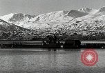 Immagine di USS Burton Island prendendo su apparecchiature Gulf of Alaska USA, 1952, secondo 39 filmato di repertorio 65675077433