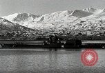 Immagine di USS Burton Island prendendo su apparecchiature Gulf of Alaska USA, 1952, secondo 40 filmato di repertorio 65675077433
