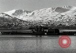 Immagine di USS Burton Island prendendo su apparecchiature Gulf of Alaska USA, 1952, secondo 41 filmato di repertorio 65675077433