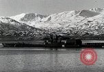 Immagine di USS Burton Island prendendo su apparecchiature Gulf of Alaska USA, 1952, secondo 42 filmato di repertorio 65675077433