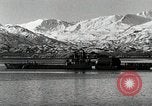 Immagine di USS Burton Island prendendo su apparecchiature Gulf of Alaska USA, 1952, secondo 43 filmato di repertorio 65675077433