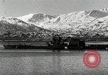 Immagine di USS Burton Island prendendo su apparecchiature Gulf of Alaska USA, 1952, secondo 44 filmato di repertorio 65675077433