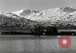 Immagine di USS Burton Island prendendo su apparecchiature Gulf of Alaska USA, 1952, secondo 45 filmato di repertorio 65675077433