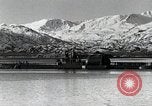 Immagine di USS Burton Island prendendo su apparecchiature Gulf of Alaska USA, 1952, secondo 46 filmato di repertorio 65675077433