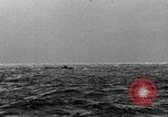 Immagine di USS Burton Island prendendo su apparecchiature Gulf of Alaska USA, 1952, secondo 62 filmato di repertorio 65675077433