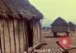 Standbild Montagnards angehören Dorf Pleiku Süd Vietnam, 1968, aus Sekunde 19 historischem Filmmaterial Videoclip 65675077459