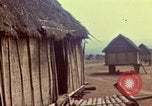 Standbild Montagnards angehören Dorf Pleiku Süd Vietnam, 1968, aus Sekunde 20 historischem Filmmaterial Videoclip 65675077459