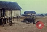 Standbild Montagnards angehören Dorf Pleiku Süd Vietnam, 1968, aus Sekunde 23 historischem Filmmaterial Videoclip 65675077459