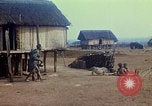 Standbild Montagnards angehören Dorf Pleiku Süd Vietnam, 1968, aus Sekunde 28 historischem Filmmaterial Videoclip 65675077459