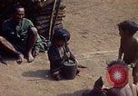 Standbild Montagnards angehören Dorf Pleiku Süd Vietnam, 1968, aus Sekunde 33 historischem Filmmaterial Videoclip 65675077459