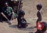 Standbild Montagnards angehören Dorf Pleiku Süd Vietnam, 1968, aus Sekunde 34 historischem Filmmaterial Videoclip 65675077459
