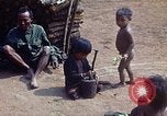 Standbild Montagnards angehören Dorf Pleiku Süd Vietnam, 1968, aus Sekunde 35 historischem Filmmaterial Videoclip 65675077459