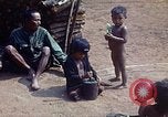 Standbild Montagnards angehören Dorf Pleiku Süd Vietnam, 1968, aus Sekunde 36 historischem Filmmaterial Videoclip 65675077459