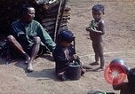 Standbild Montagnards angehören Dorf Pleiku Süd Vietnam, 1968, aus Sekunde 37 historischem Filmmaterial Videoclip 65675077459
