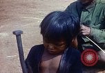 Standbild Montagnards angehören Dorf Pleiku Süd Vietnam, 1968, aus Sekunde 44 historischem Filmmaterial Videoclip 65675077459