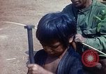 Standbild Montagnards angehören Dorf Pleiku Süd Vietnam, 1968, aus Sekunde 49 historischem Filmmaterial Videoclip 65675077459