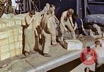 Standbild verwundete Marines Saipan Nördliche Marianen, 1945, aus Sekunde 13 historischem Filmmaterial Videoclip 65675077538