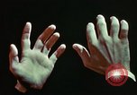 Standbild menschliche Hand United States USA, 1945, aus Sekunde 16 historischem Filmmaterial Videoclip 65675077547
