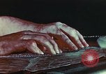 Standbild menschliche Hand United States USA, 1945, aus Sekunde 36 historischem Filmmaterial Videoclip 65675077547