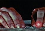 Standbild menschliche Hand United States USA, 1945, aus Sekunde 37 historischem Filmmaterial Videoclip 65675077547