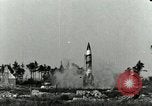 Standbild V-2 Rakete starten mit Rauch Peenemunde Deutschland, 1943, aus Sekunde 4 historischem Filmmaterial Videoclip 65675077610