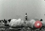 Standbild V-2 Rakete starten mit Rauch Peenemunde Deutschland, 1943, aus Sekunde 5 historischem Filmmaterial Videoclip 65675077610
