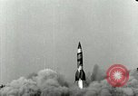 Standbild V-2 Rakete starten mit Rauch Peenemunde Deutschland, 1943, aus Sekunde 6 historischem Filmmaterial Videoclip 65675077610