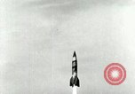 Standbild V-2 Rakete starten mit Rauch Peenemunde Deutschland, 1943, aus Sekunde 8 historischem Filmmaterial Videoclip 65675077610