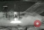 Standbild DEUTSCH A-4 Rakete Peenemunde Deutschland, 1943, aus Sekunde 5 historischem Filmmaterial Videoclip 65675077615