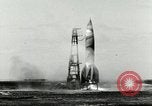 Standbild DEUTSCH A-4 Rakete Peenemunde Deutschland, 1944, aus Sekunde 3 historischem Filmmaterial Videoclip 65675077629