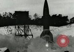 Standbild DEUTSCH A-4-Rakete in der Nähe von Unfall beim Start Peenemunde Deutschland, 1944, aus Sekunde 4 historischem Filmmaterial Videoclip 65675077633